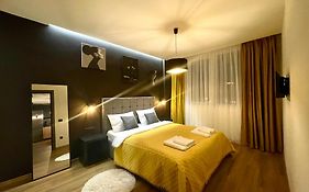 Yamafly Apartaments - Urban Retreat - Lotus Retail Park